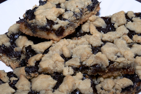 12 shortbread mincemeat bars stacked on a plate